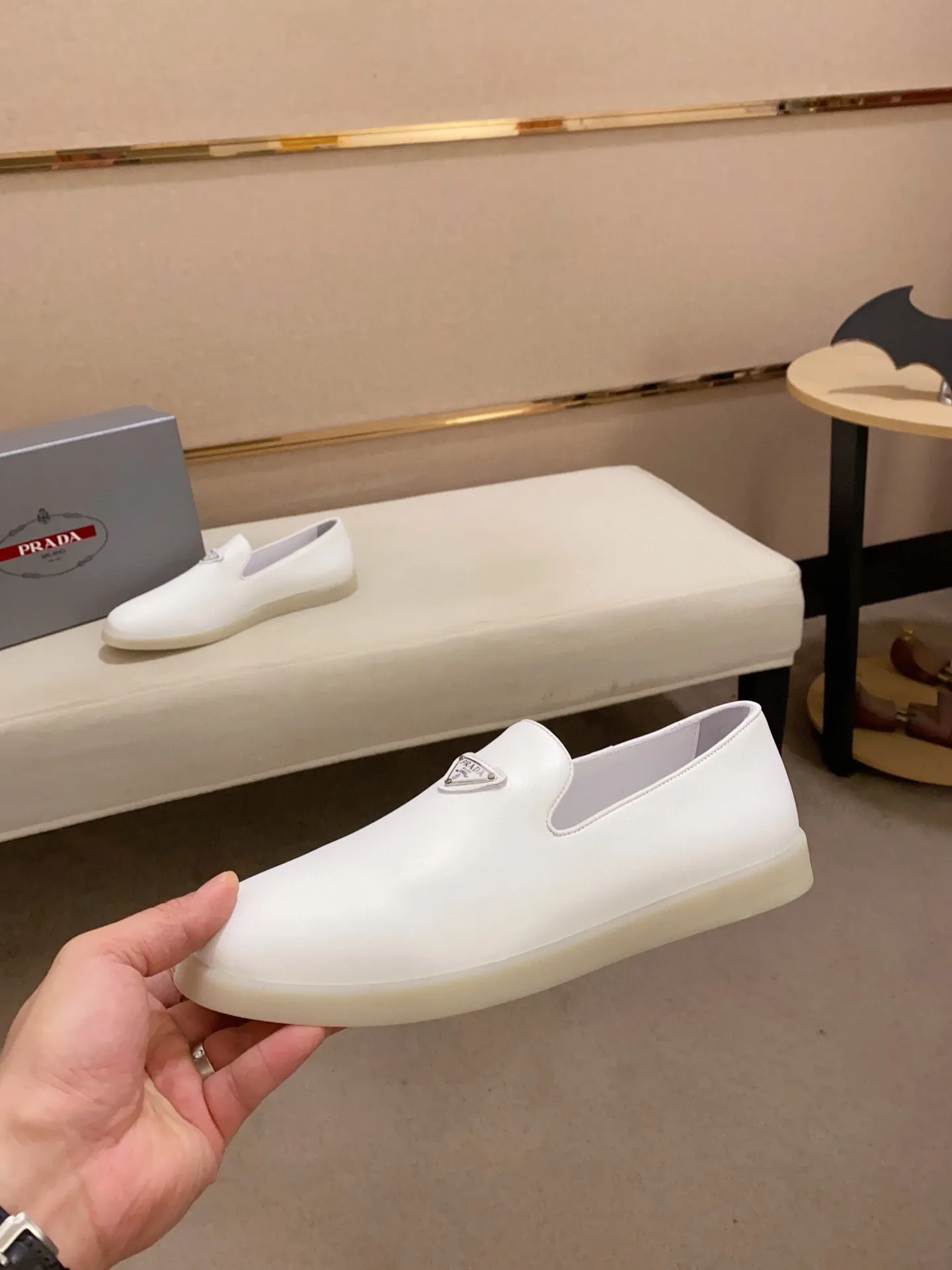 Men's shoes 💰 580💰 ✔️✔️✔️High-quality new PRADA counters are launched at the same time. The new men's shoes and 😘fabrics are selected from high-silk bald cowhide and are made by pure handicrafts. Lining: Full cowhide lining. 👍🏿 High-end ☄️ air-cushion molded anti-slip rubber outsole, exquisite lines, simple and elegant, comfortable and high-end for leisure travel. Code number: 38 to 44 (45 can be customized)